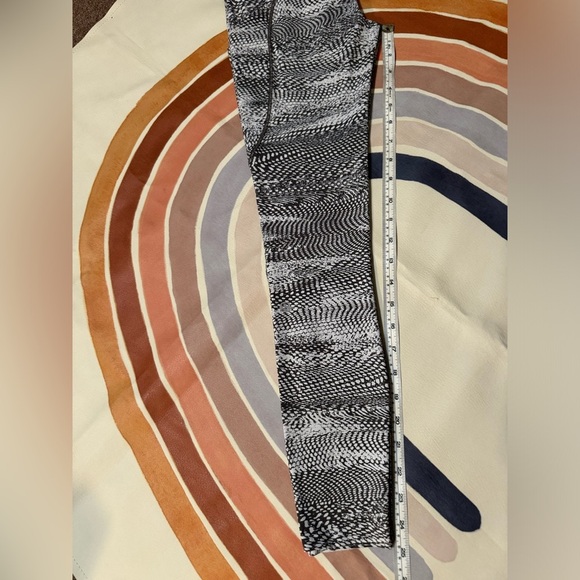 Lululemon leggings size 4 - Picture 4 of 9